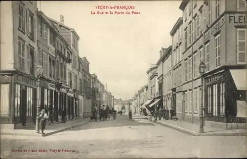 Ak Vitry le François Marne, La Rue und Porte du Pont