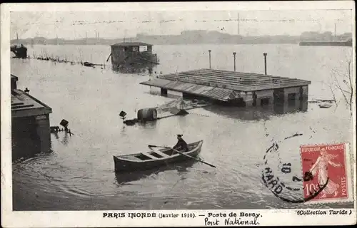 Postkarte Paris XII Reuilly, Die Überschwemmungen 1910, Porte de Bercy, Boot