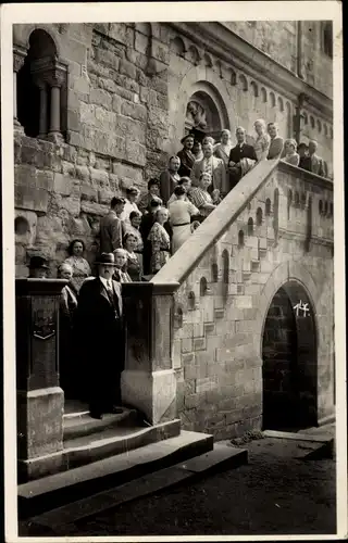 Foto Ak Lutherstadt Eisenach in Thüringen, Wartburg, Treppe, Besuchergruppe