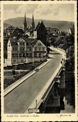 Ak Saalfeld Saale, Saalebrücke mit Saaletor, Café von Wilh. Müller