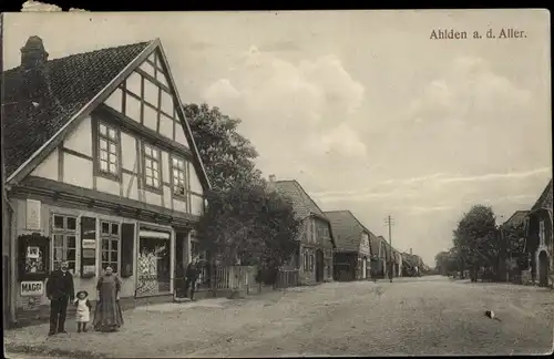 Ak Ahlden an der Aller, Familie vor einem Geschäft, Maggi Reklameschild