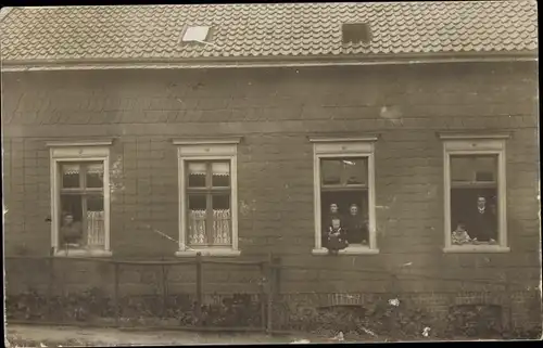 Foto Ak Haan im Rheinland, Partie an einem Wohnhaus, Anwohner an den Fenstern