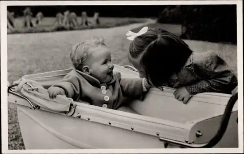 Ak Prinzessin Margriet mit Prinzessin Marijke, August 1948