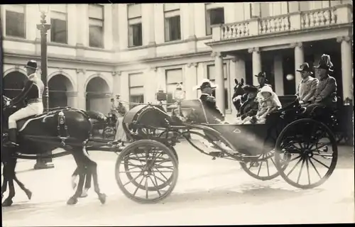 Foto Ak Königin Wilhelmina der Niederlande, Herzog Heinrich zu Mecklenburg, Kutsche