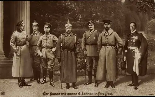 Ak Kaiser Wilhelm II. mit 6 Prinzen in Feldgrau, Uniformen, Kronprinz, Eitel Friedrich, Oskar