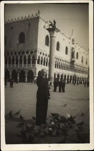 Foto Ak Venezia Venedig Veneto, Mann füttert Tauben auf dem Platz