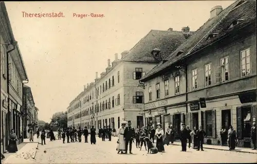 Ak Terezín Theresienstadt Reg. Aussig, Prager Gasse, Buchdruckerei W. Liessler, Anwohner