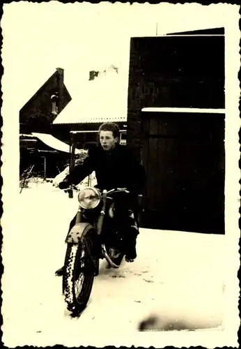 Foto Motorradfahrer, Portrait, Winter, Wohnhaus
