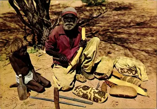 Ak Australien, Aboriginal artist at work