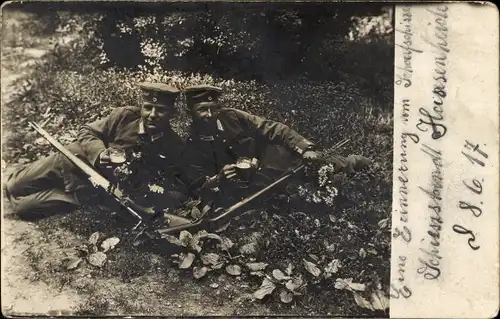 Foto Ak Zwei Soldaten mit Gewehren und Bierkrügen, Schießstand Hasenheide Berlin