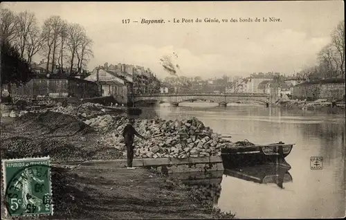 Ak Bayonne Pyrénées Atlantiques, Le Pont du Genie, vu des bords de la Nive