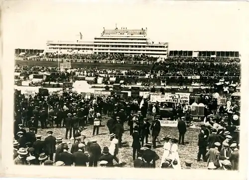 Foto Epsom Surrey England, Une Suffragette se jette devant le Cheval du Roi, 1913