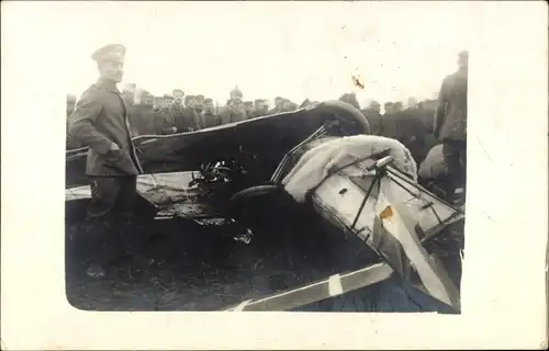 Foto Abgestürztes französisches Kampfflugzeug, Deutsche Soldaten in Uniformen, I WK