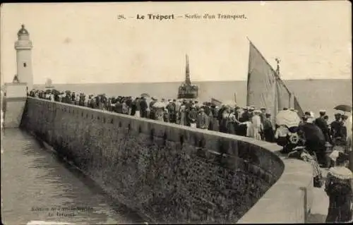 Ak Le Tréport Seine Maritime, Sortie d'un Transport, Leuchtturm