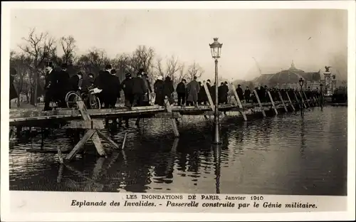 Ak Paris VII., Überschwemmungen 1910, Esplanade des Invalides, Passerelle