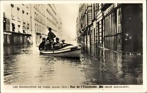 Ak Paris VII., Überschwemmungen 1910, Rue de l'Universite, Motorboot