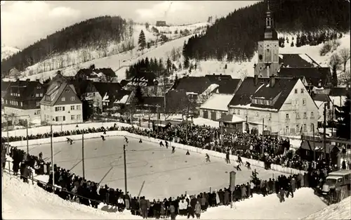 Ak Geising Altenberg im Erzgebirge, Eis-Stadion im Winter, Kirche, Zuschauer