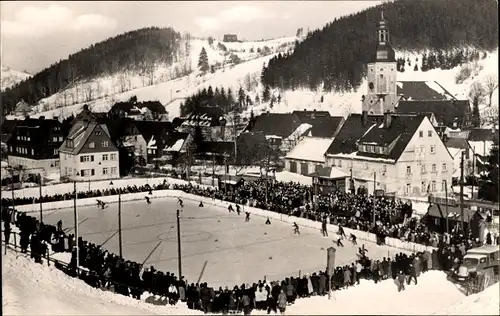 Ak Geising Altenberg im Erzgebirge, Eis-Stadion im Winter, Kirche, Zuschauer