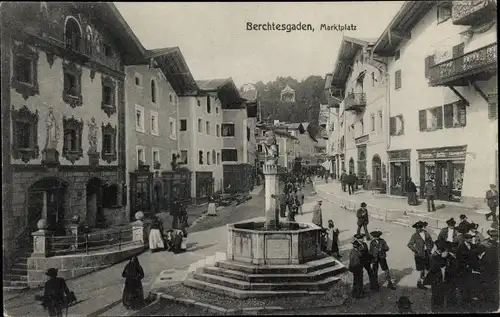 Ak Berchtesgaden in Oberbayern, Marktplatz, Brunnen, Passanten