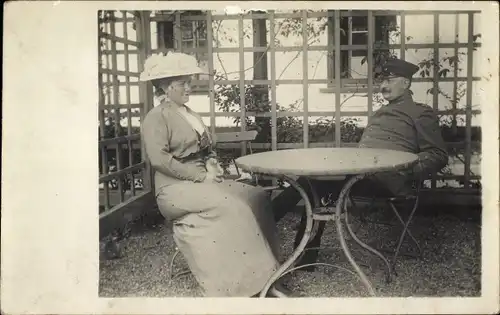 Foto Ak Altena in Westfalen, Vereins-Lazarett, Soldat in Uniform, Dame mit Hut