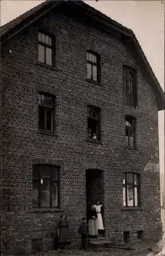 Foto Ak Hunswinkel Meinerzhagen im Sauerland, Wohnhaus, Anwohner