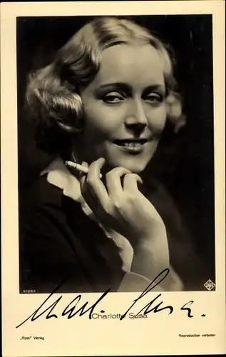 Ak Schauspielerin Charlotte Susa, Portrait, Zigarette, Autogramm