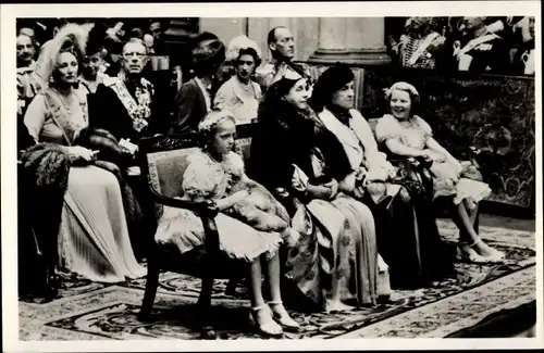 Ak Königin Juliana der Niederlande, Prinz Bernhard, Wilhelmina, Prinzessin Beatrix, Irene, Armgard