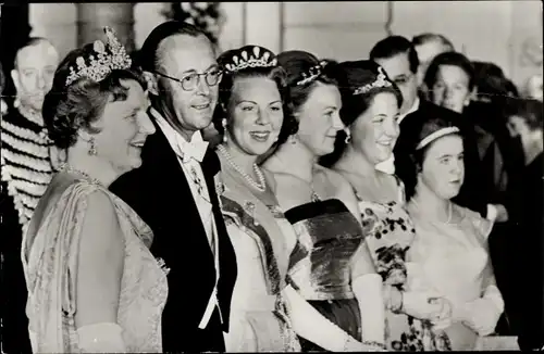 Ak Niederländisches Königshaus, Familie, Königin Juliana und Prinz Bernhard mit Töchtern