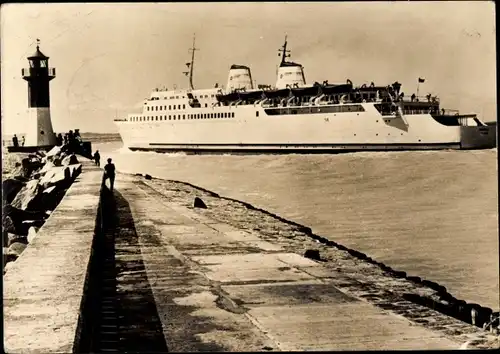 Ak Ostseestadt Sassnitz auf Rügen, Eisenbahnfähre MS Sassnitz am Molenkopf