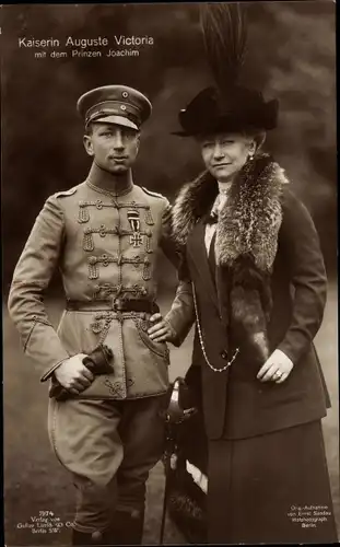 Ak Kaiserin Auguste Victoria,  Prinz Joachim von Preußen in Uniform, Gustav Liersch 7974