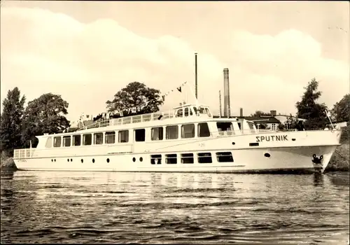 Ak Fahrgastschiff MS Sputnik auf der Elbe bei Torgau