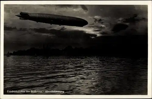 Ak Friedrichshafen, Zeppelin Luftschiff über dem Bodensee, Abendstimmung
