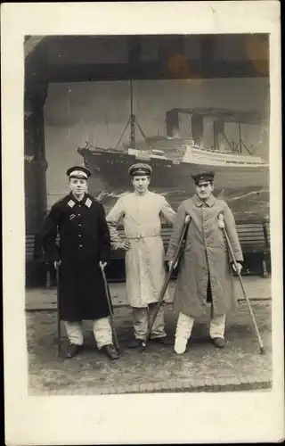 Foto Ak Marinelazarett Hamburg, drei verwundete Seeleute, Krücken