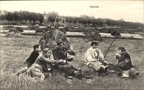 Ak Niederlande, Bauern machen Pause, Heugarben, Werkzeuge