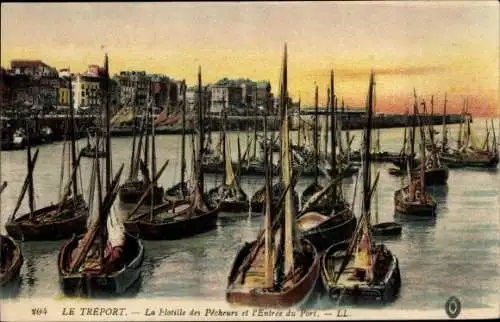 Ak Le Tréport Seine Maritime, La Flotille des Pecheurs et l'Entree du Port