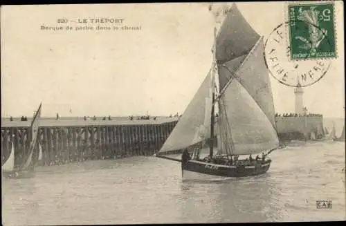 Ak Le Tréport Seine Maritime, Barque de peche dans le chenal