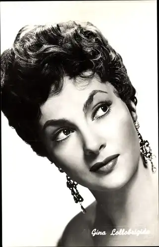 Ak Schauspielerin Gina Lollobrigida, Portrait, Ohrschmuck