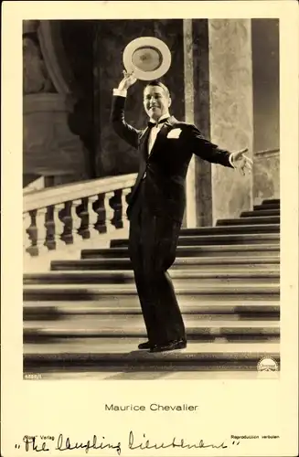 Ak Schauspieler Maurice Chevalier, Filmszene, Standportrait auf einer Treppe