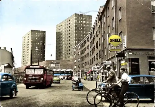 Ak Örebro Schweden, Neubauviertel, Wegweiser Shell-Tankstelle, Bus, Autos, Radfahrer, Geschäfte