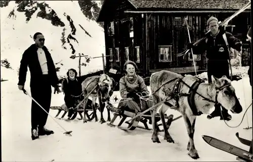 Ak Prinz Bernhard der Niederlande und Prinzessinnen Beatrix und Irene, Tirol 1955, Schlitten