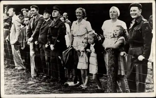 Ak Prinzessin Juliana der Niederlande, Beatrix, Irene, Margriet, Zuschauer, Fußballspiel