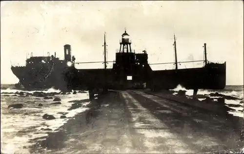 Ak Englisches Kohlen-Frachtschiff SS Spanker, gestrandet 1954, Norderpier, Hoek v. Holland