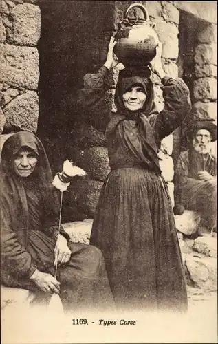 Ak Korsika, alte Frauen in Volkstracht, Mann mit Pfeife, Frau mit Spindel