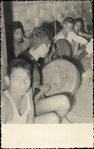 Foto Ak Vietnam, Musizierende Männer, Musikinstrumente, Pfeife
