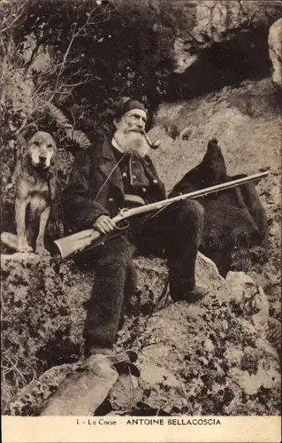 Ak Korsika, Antoine Bellacoscia, König der Korsischen Banditen, Waffe, Pfeife, Hund