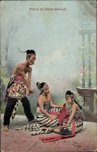 Ak Indonesien, Frauen und Mann in Volkstracht