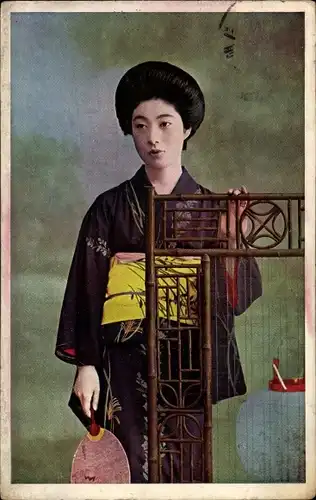 Ak Japanische Frau, Portrait im Kimono, Fächer