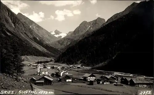 Ak Gries Längenfeld Sulztal Tirol, Panorama, Ort im Tal, Stubaier Alpen