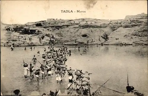 Ak Tadla Marokko, Bewaffnete Männer überqueren einen Fluss