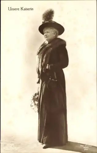 Ak Kaiserin Auguste Viktoria, Standportrait in langem Mantel mit Pelzkragen, Liersch 7704